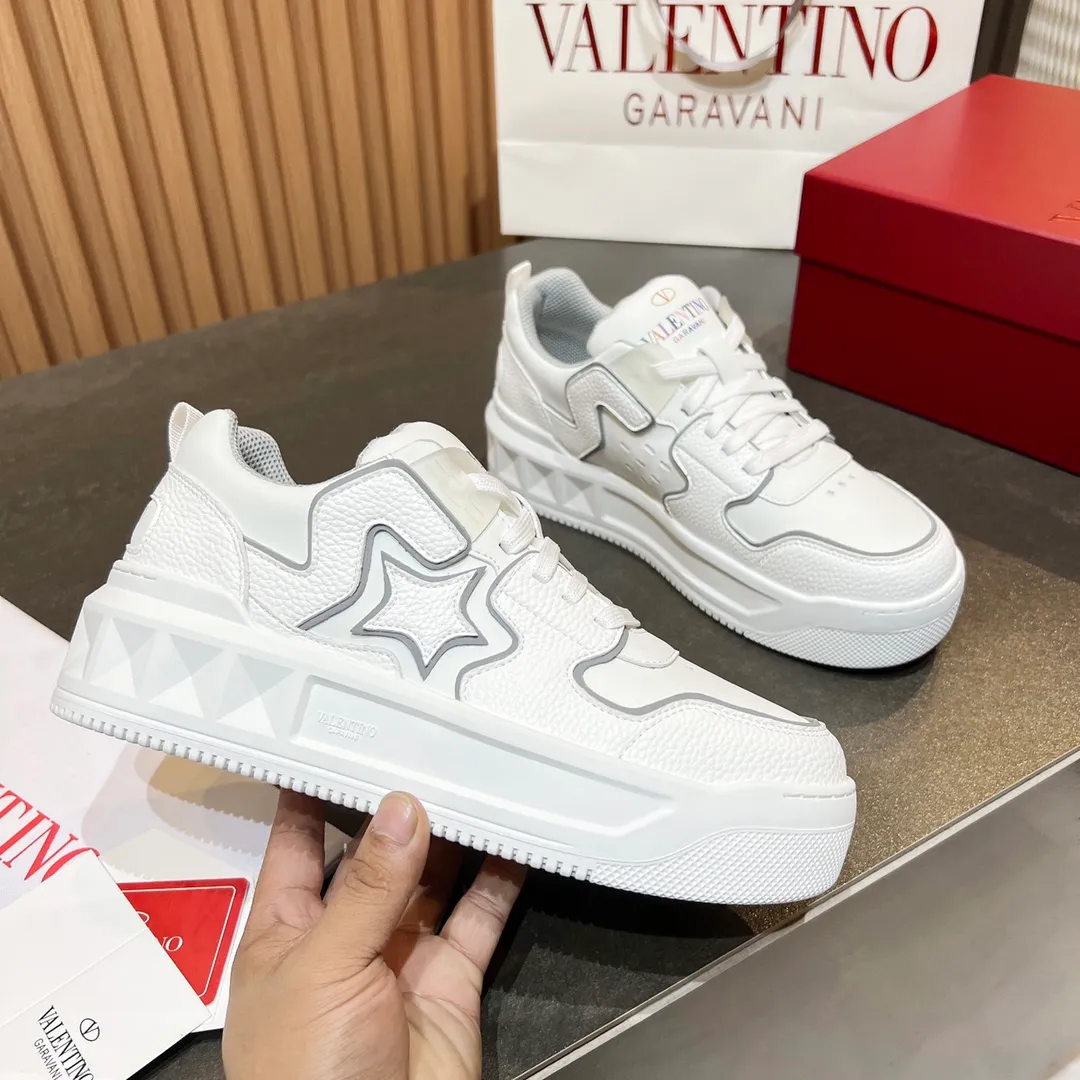 👟👟Ex-factory price 660👟👟 𝑽𝒂𝒍𝒆𝒏𝒕𝒊𝒏𝒐Valentino 𝑶𝒏𝒆𝑺𝒕𝒖𝒅 Couple casual sports shoes series Valentino 2024 new couple sports shoes are on sale. The original ZP was purchased and dismantled. Repeated pattern making and modification. I tried my best to restore it one to one! Top luxury masterpiece Signature five-pointed star design Soft and comfortable genuine leather with contrasting colors brings excellent and elegant texture and excellent on-foot comfort Top purchasing version upper: imported calfskin surface/original oil edge craftsmanship Outsole: original development 𝐓𝐏𝐔 two-color combination outsole Packaging: original configuration complete package Code number: 34-𝟒𝟓